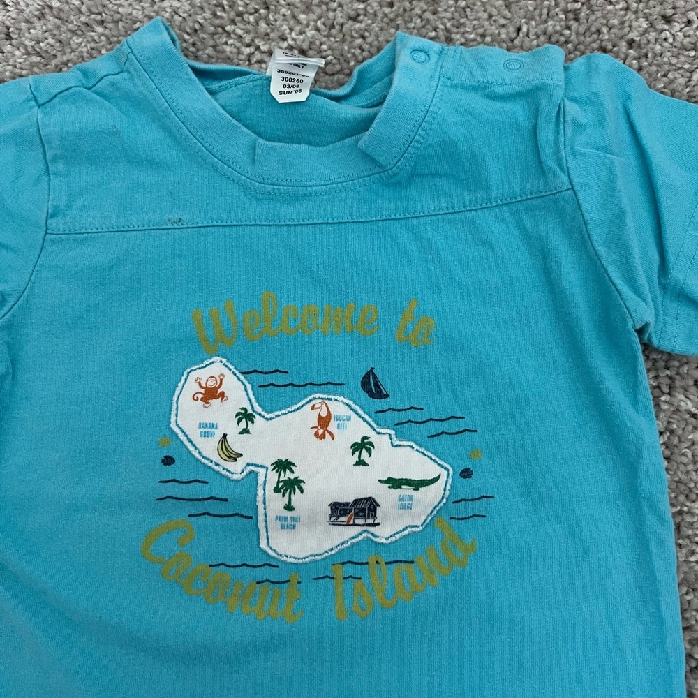 🔹GAP: Boy size 18-24 M, blue short sleeve t-shirt w/“coconut island” theme🔹 - Picture 5 of 8
